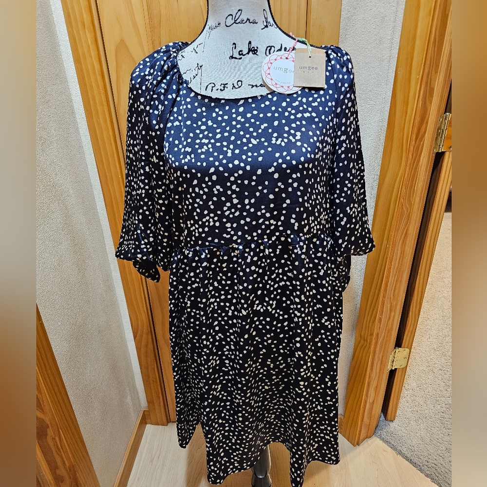 Umgee Blue/Creme Polka Dotted Dress. Size Large.